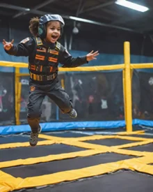 Jak bezpiecznie skakać w parku trampolin?