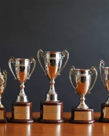 Porównanie cen i jakości pucharów sportowych na rynku