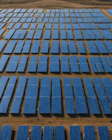 Dlaczego regularne czyszczenie farm fotowoltaicznych jest kluczowe dla wydajności